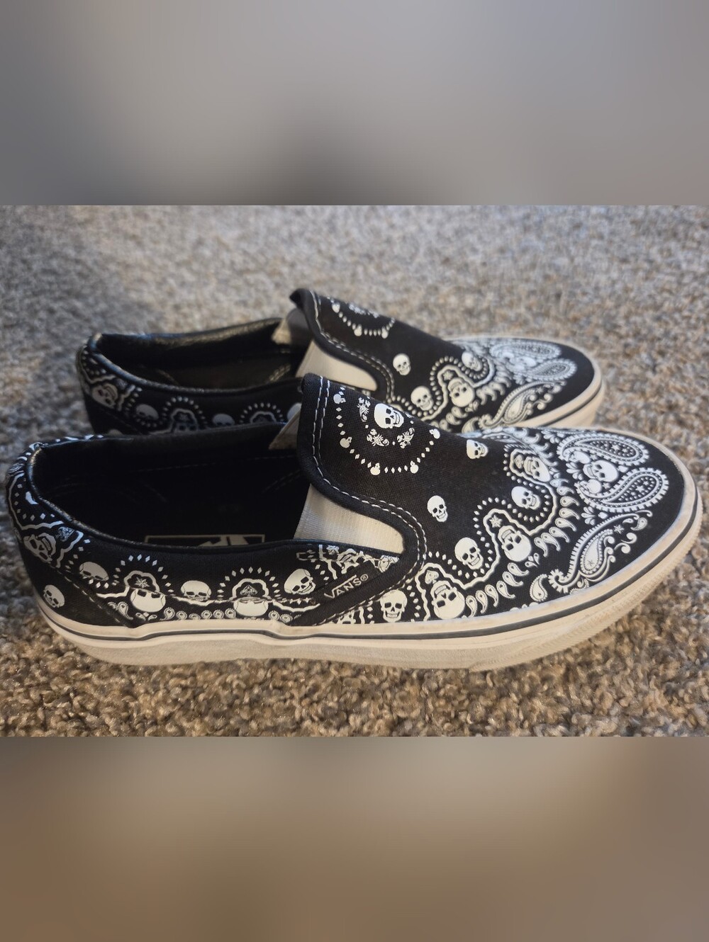 Women's Size 7 Vans Slip-On Bandana Skull Print Sneakers - Black & White,Euc - Picture 2 of 8